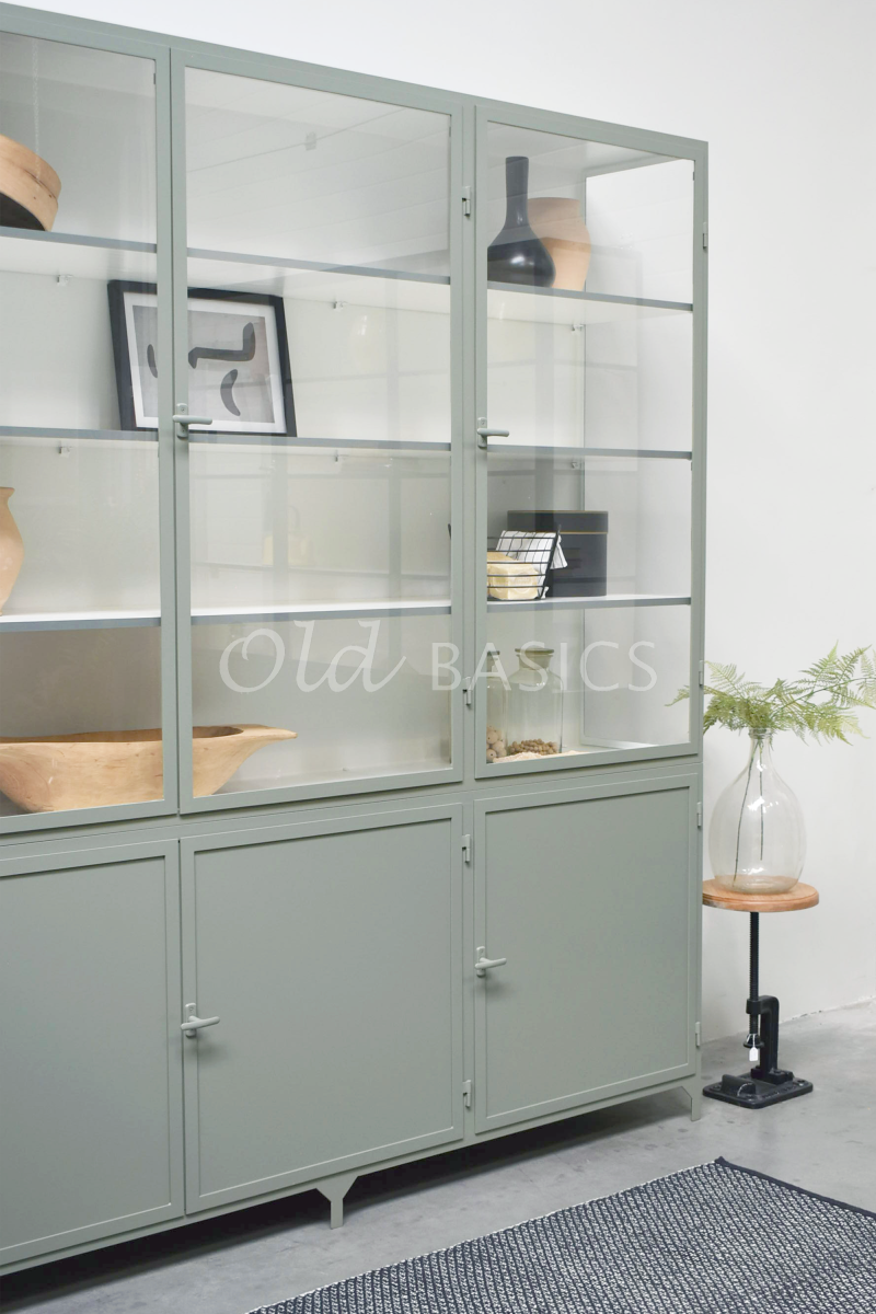 Detail van Apothekerskast Demi, 3 deuren, RAL7033, groen, grijs, materiaal staal